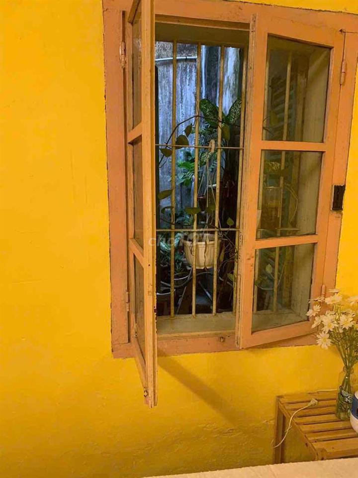 nhà trong ngõ 50 Hàng Chuối yẻn tĩnh , dân trí cao, an ninh tốt.