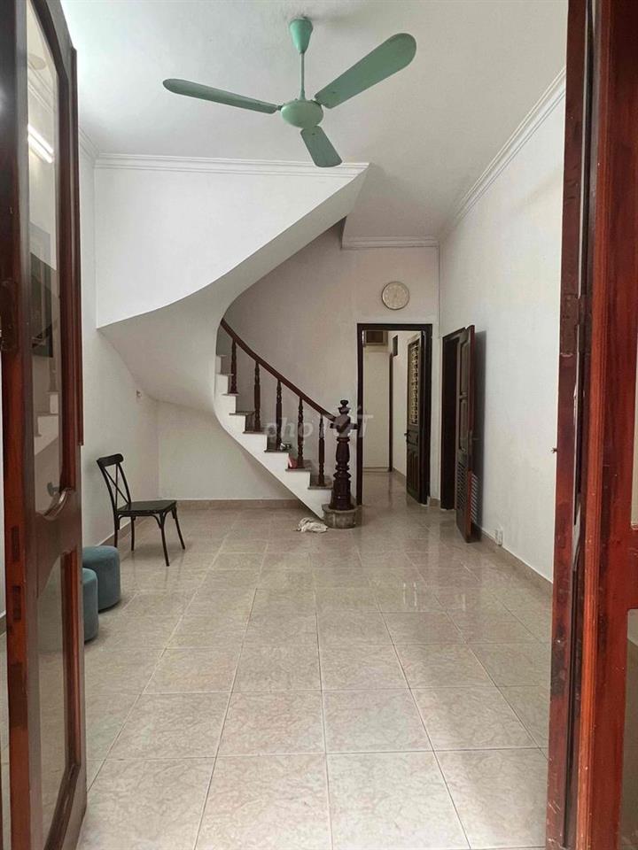 Cho thuê nhà nguyên căn, 2 mặt ngõ, rộng thoáng.