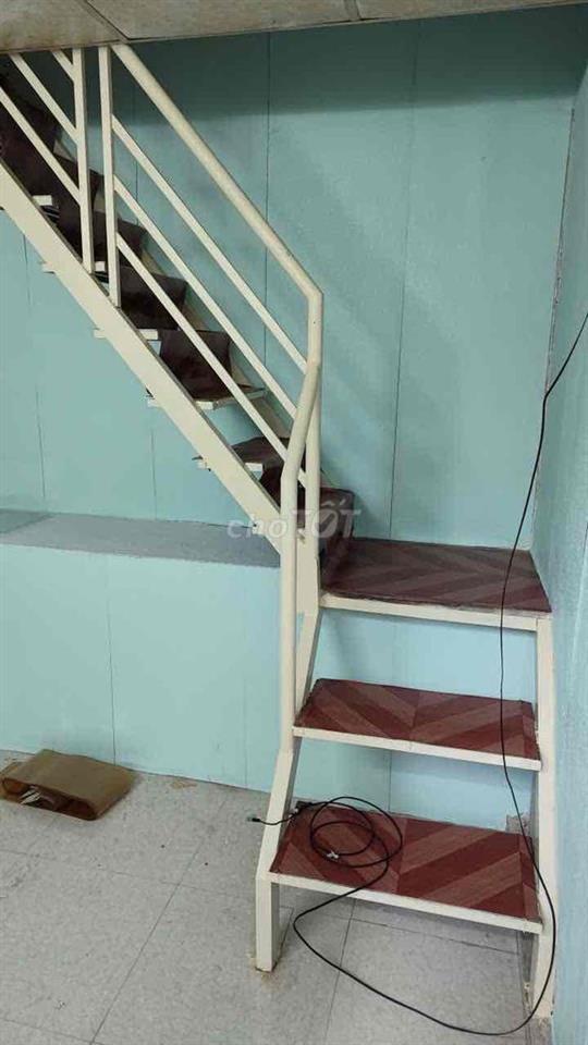 cho thuê phòng trên tầng 3 có cầu thang riêng thoáng mát