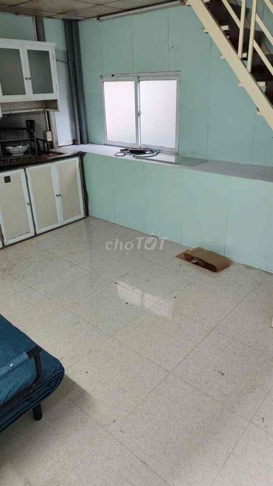 cho thuê phòng trên tầng 3 có cầu thang riêng thoáng mát