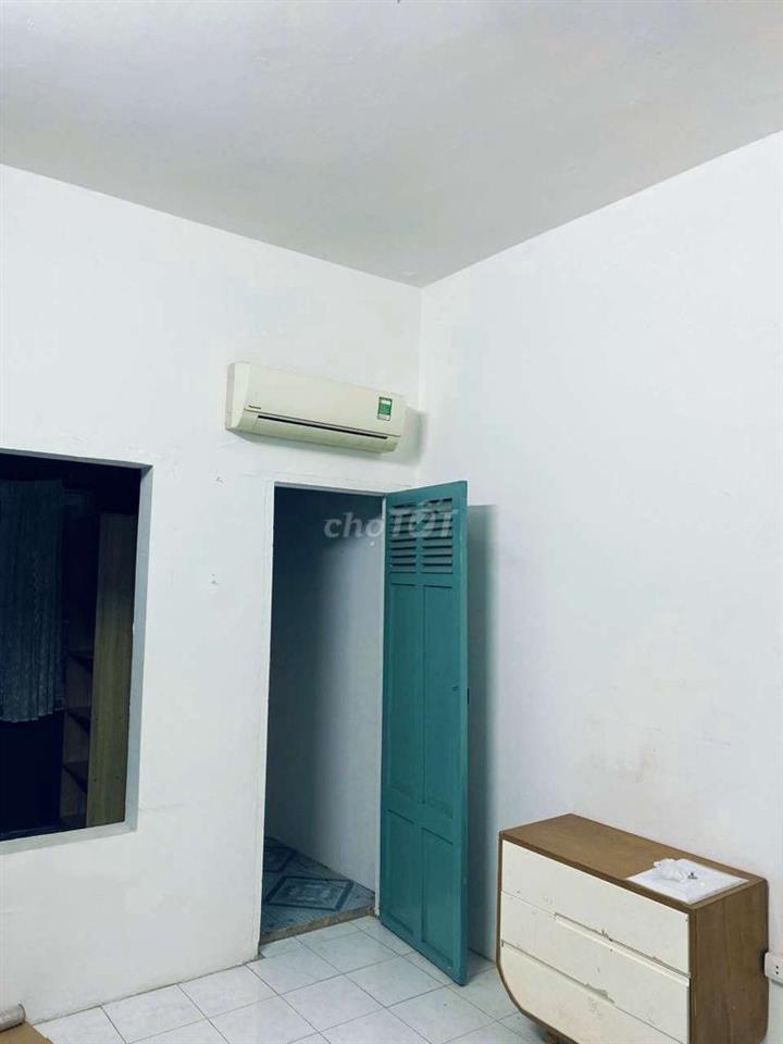 Cho thuê căn hộ tập thể A13 ĐH KTQD mặt đường Trần Đại Nghĩa