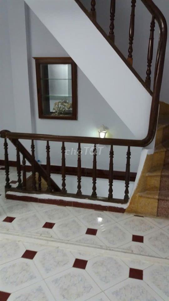 Cho thuê nhà 4 tầng, sát mặt phố Trần Quốc Toản