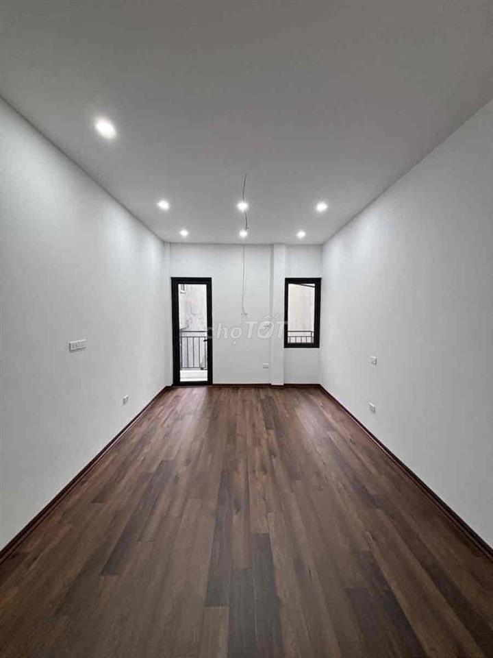 Bán nhà trung tâm phường Hoàng Mai , nhà ở vuông vắn 5m ra đường ô tô
