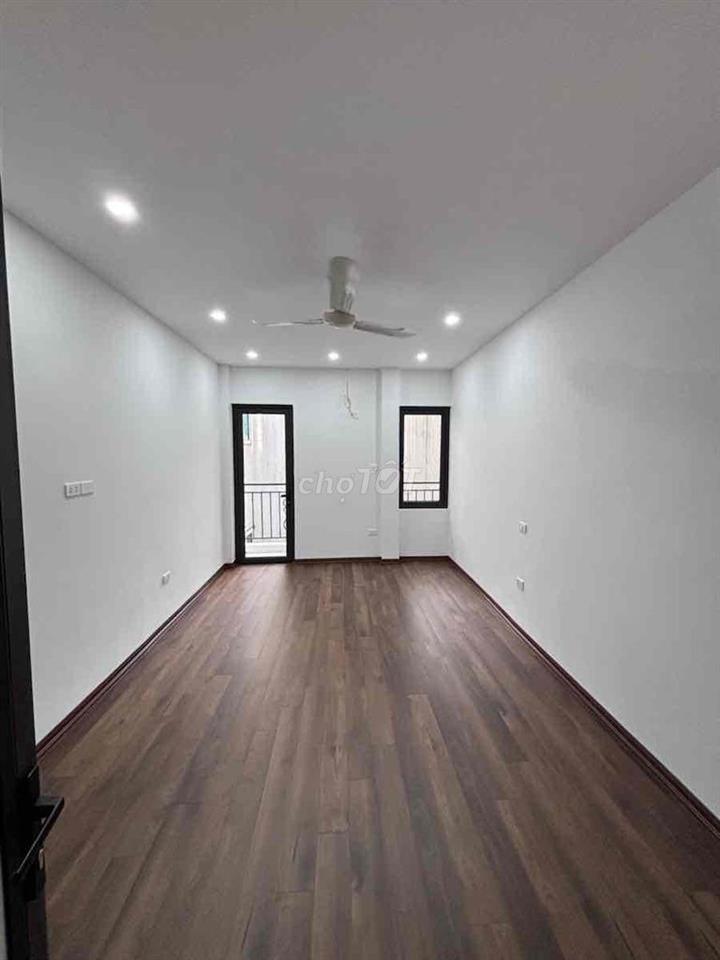 Bán nhà trung tâm phường Hoàng Mai , nhà ở vuông vắn 5m ra đường ô tô