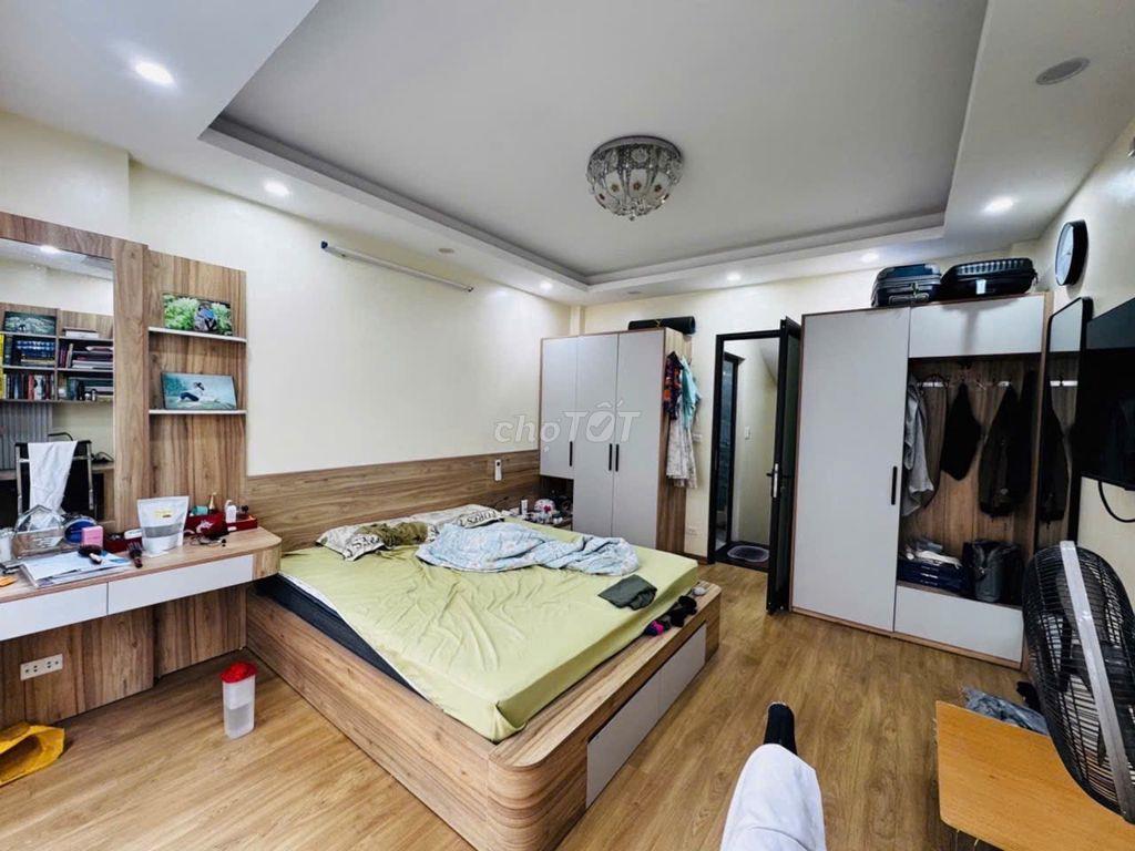 Bán Nhà Đẹp Hoàng Mai. 32m2, 5 tầng, mặt tiền 3.4m2, Ô tô tránh.