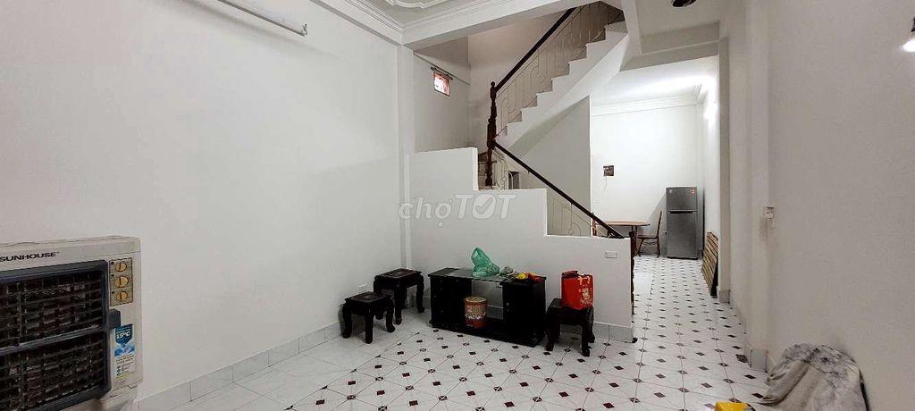 Nhà mới sửa chỉ cho hộ gia đình thuê hoặc làm văn phòng