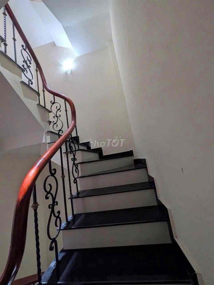 CHO THUÊ NHÀ NGUYÊN CĂN TẠI NGỌC THỤY 3PN- Ô TÔ ĐỖ GẦN NỘI THẤT ĐẦY ĐỦ