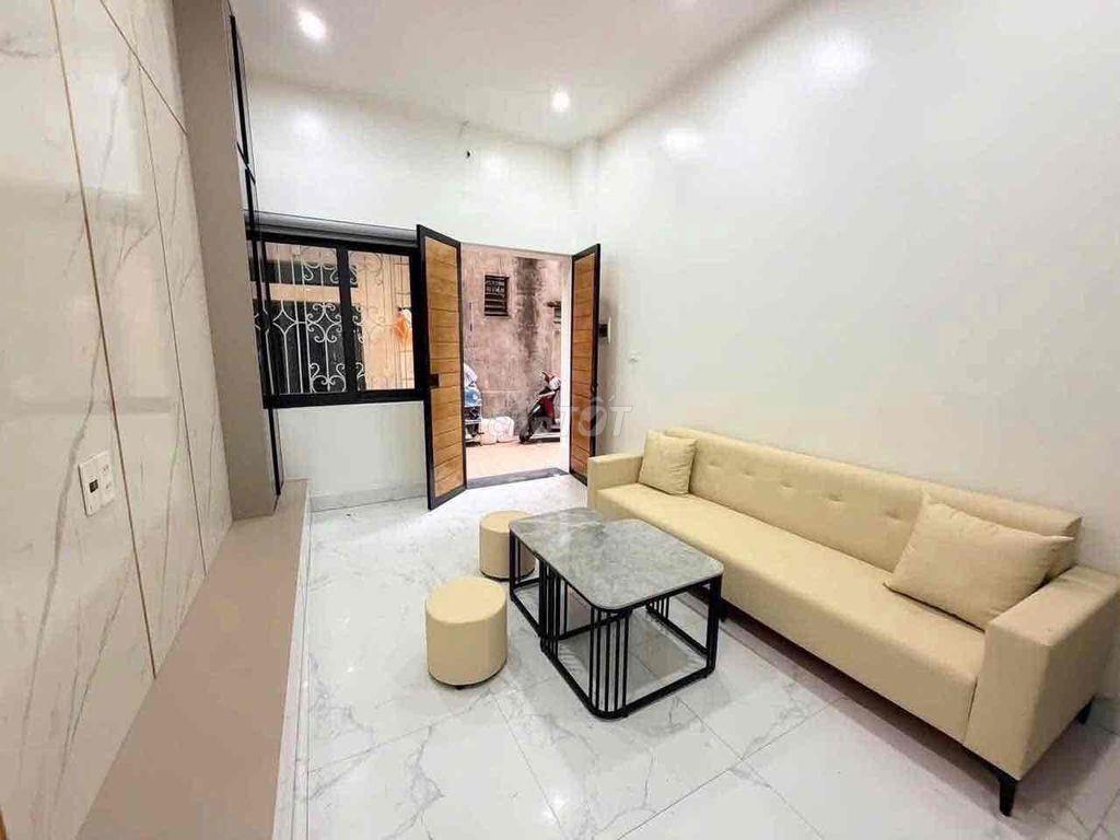 CHO THUÊ NGUYÊN CĂN NHÀ PHỐ NGỌC THUỴ - Ô TÔ ĐỖ GẦN - 3PN- NỘI THẤT