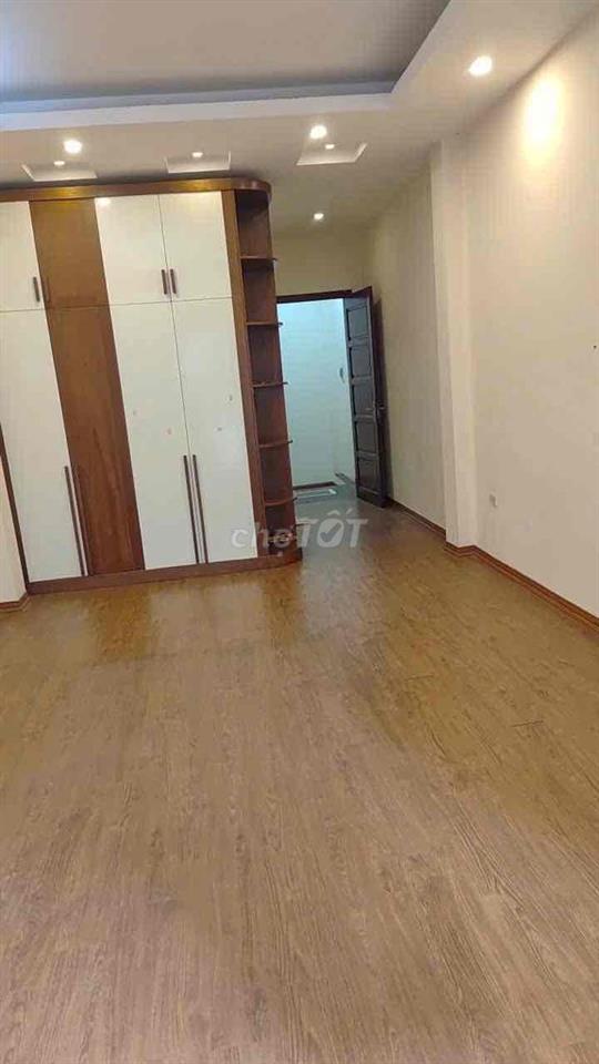 Cho Thuê nhà 5Tầng Ngọc Thuỵ 3PN, ô tô 7 chỗ vào nhà, nội thất cơ bản