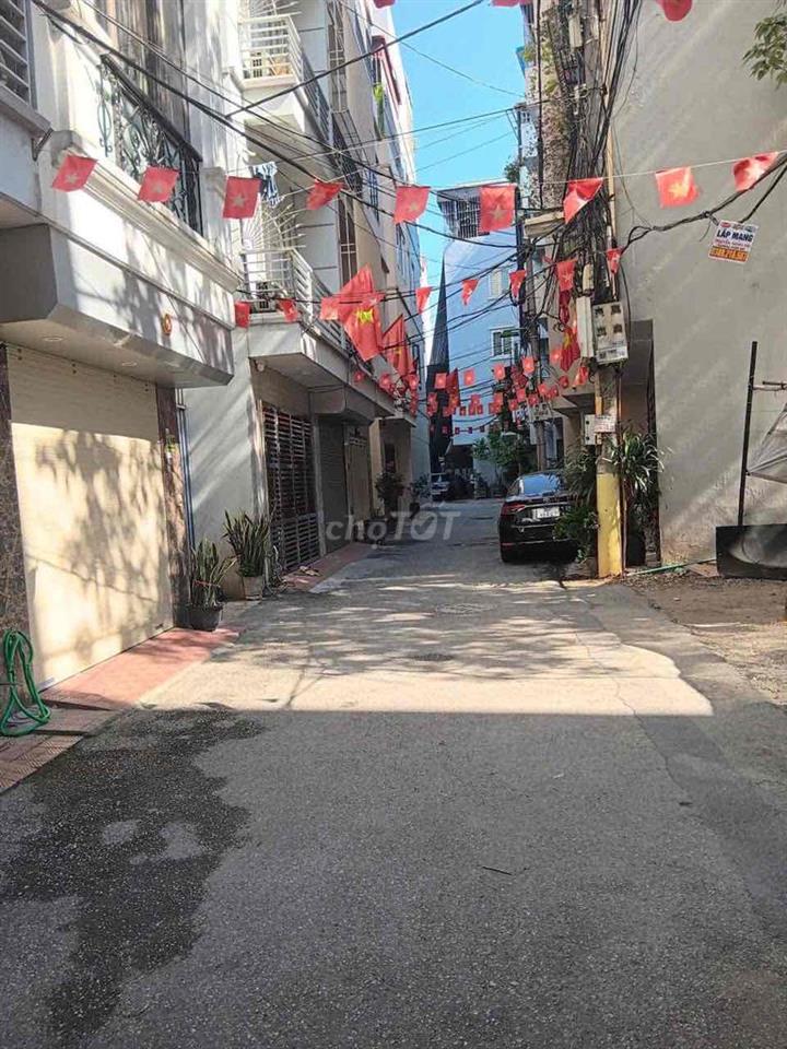 Cho Thuê nhà 5Tầng Ngọc Thuỵ 3PN, ô tô 7 chỗ vào nhà, nội thất cơ bản