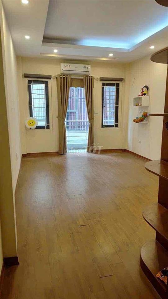 Cho Thuê nhà 5Tầng Ngọc Thuỵ 3PN, ô tô 7 chỗ vào nhà, nội thất cơ bản