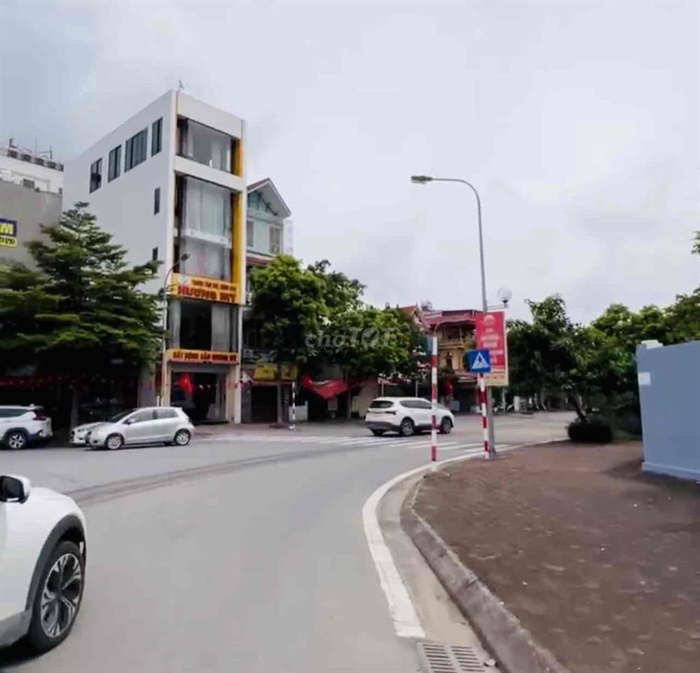 Bán nhà đất đấu giá lô góc 2 mặt đường to