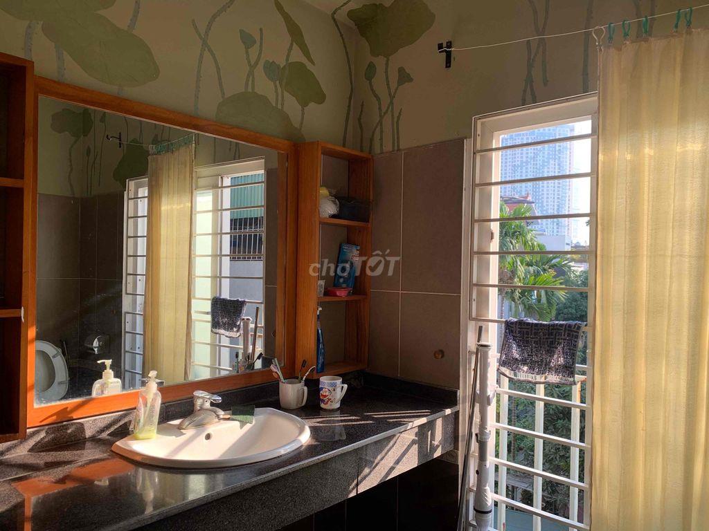 Phòng trọ 40m2 gần cầu Long Biên, ngập ánh nắng