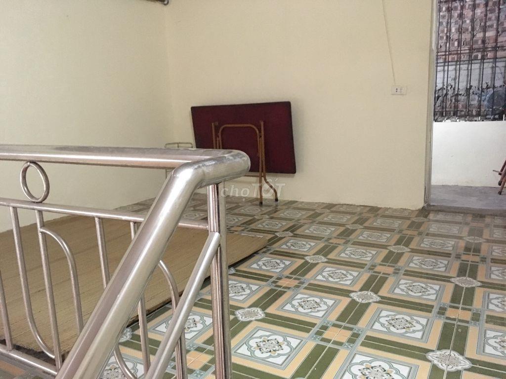 Cho thuê nhà DT 52m2, điện nước giá NN, nhà sạch sẽ có ĐH, bình NL