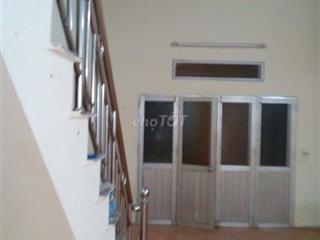 Cho thuê nhà DT 52m2, điện nước giá NN, nhà sạch sẽ có ĐH, bình NL