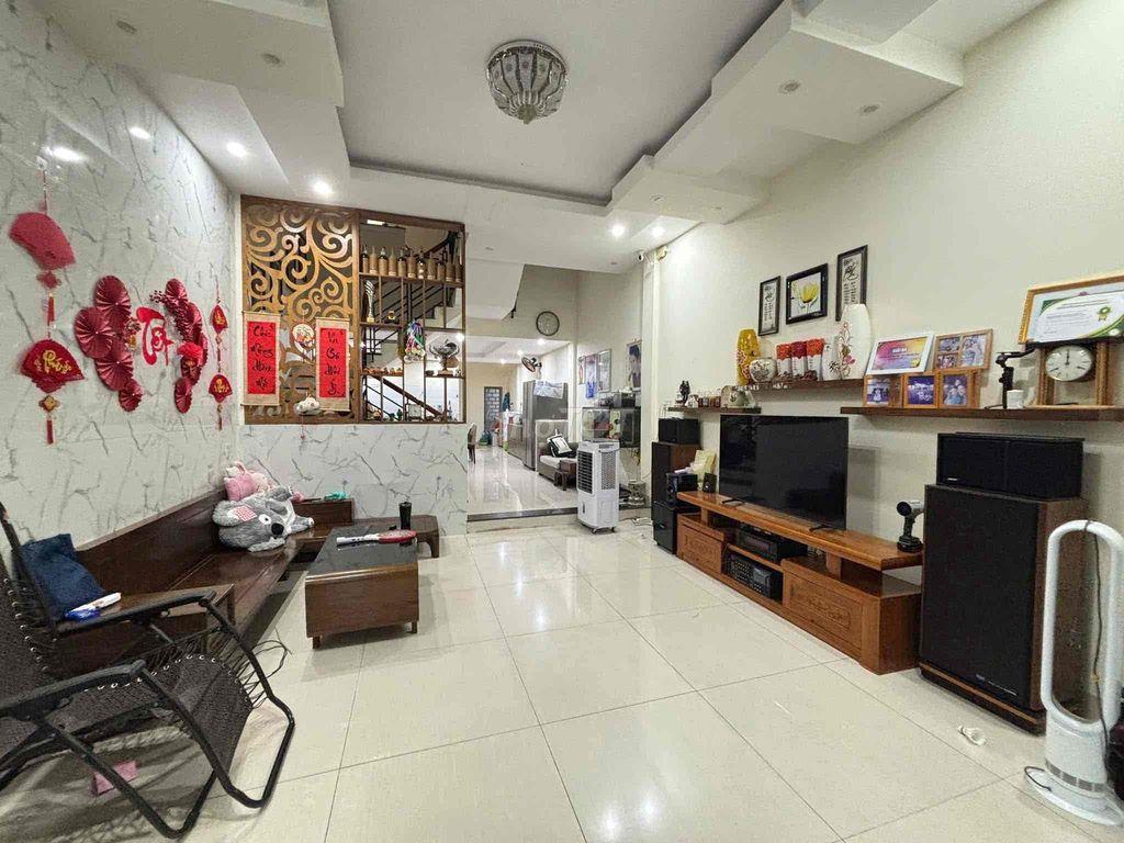 Cho thuê nhà 3 tầng Mặt Tiền 5m5 sát KHÚC_HẠO ( đối diện công viên) Di