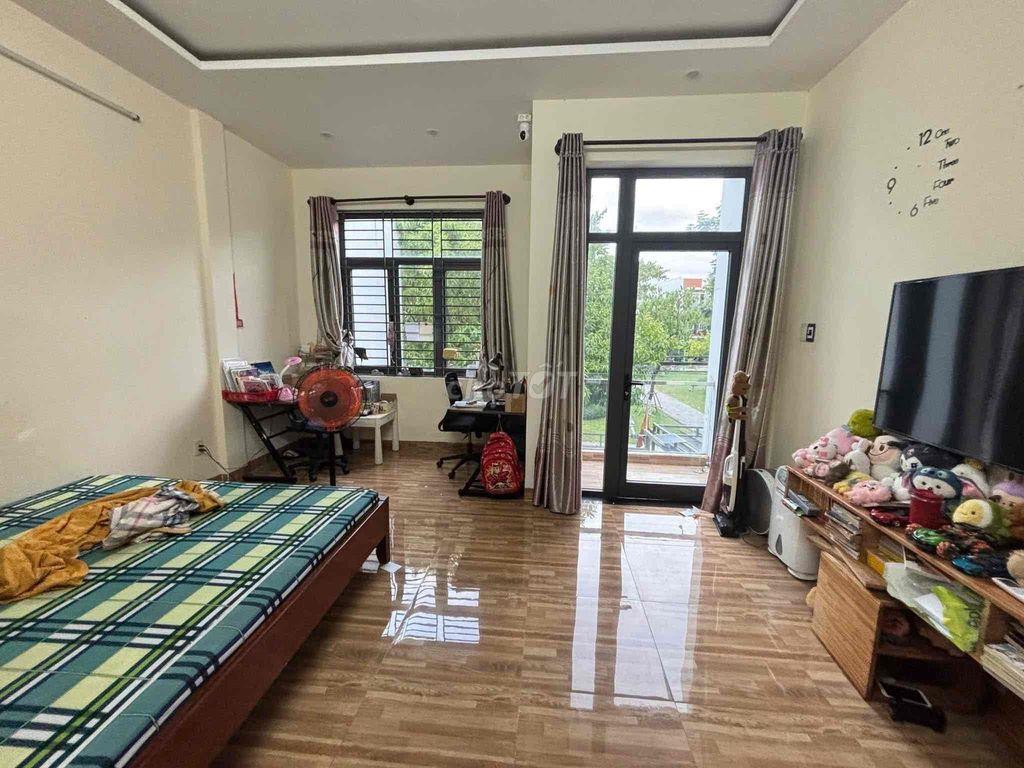 Cho thuê nhà 3 tầng Mặt Tiền 5m5 sát KHÚC_HẠO ( đối diện công viên) Di