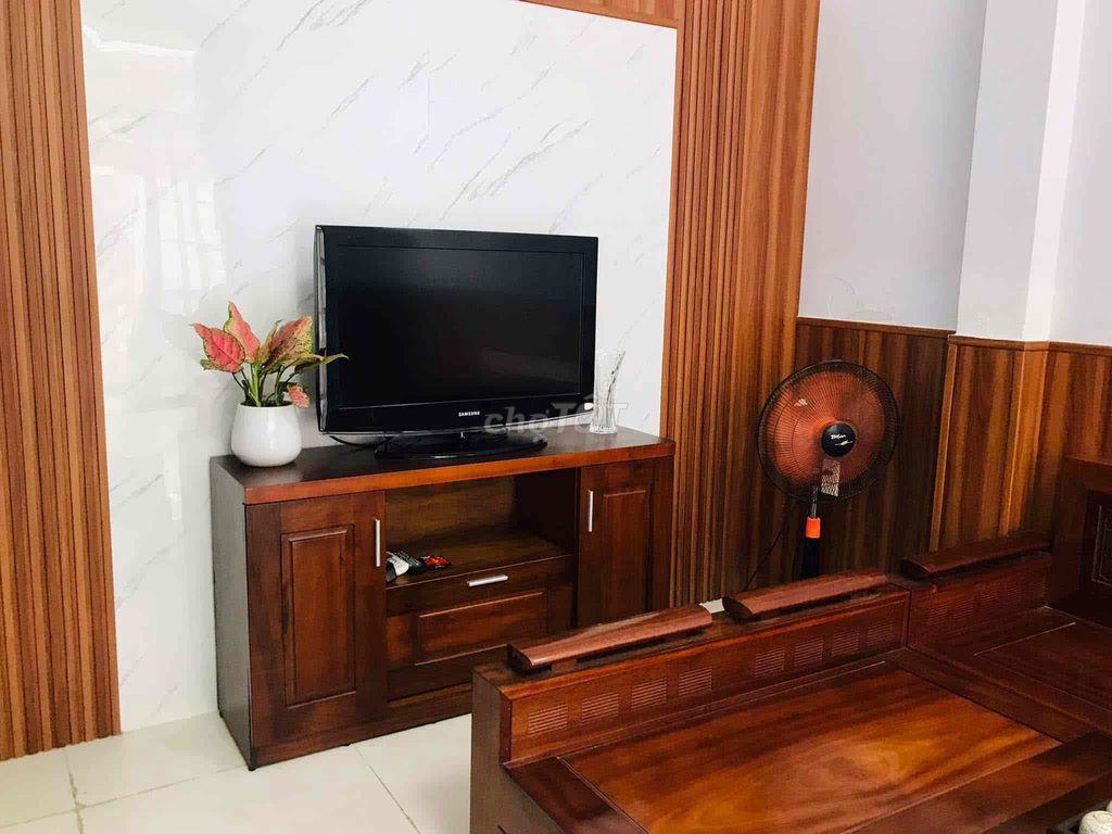 Nhà nguyên căn 2 tầng, full nội thất, Tôn Đản, ô tô đỗ trước cửa,