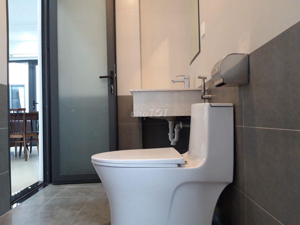 Cho thuê căn hộ 1 phòng ngủ, 50m2, ban công rộng, tầng 4, hướng biển