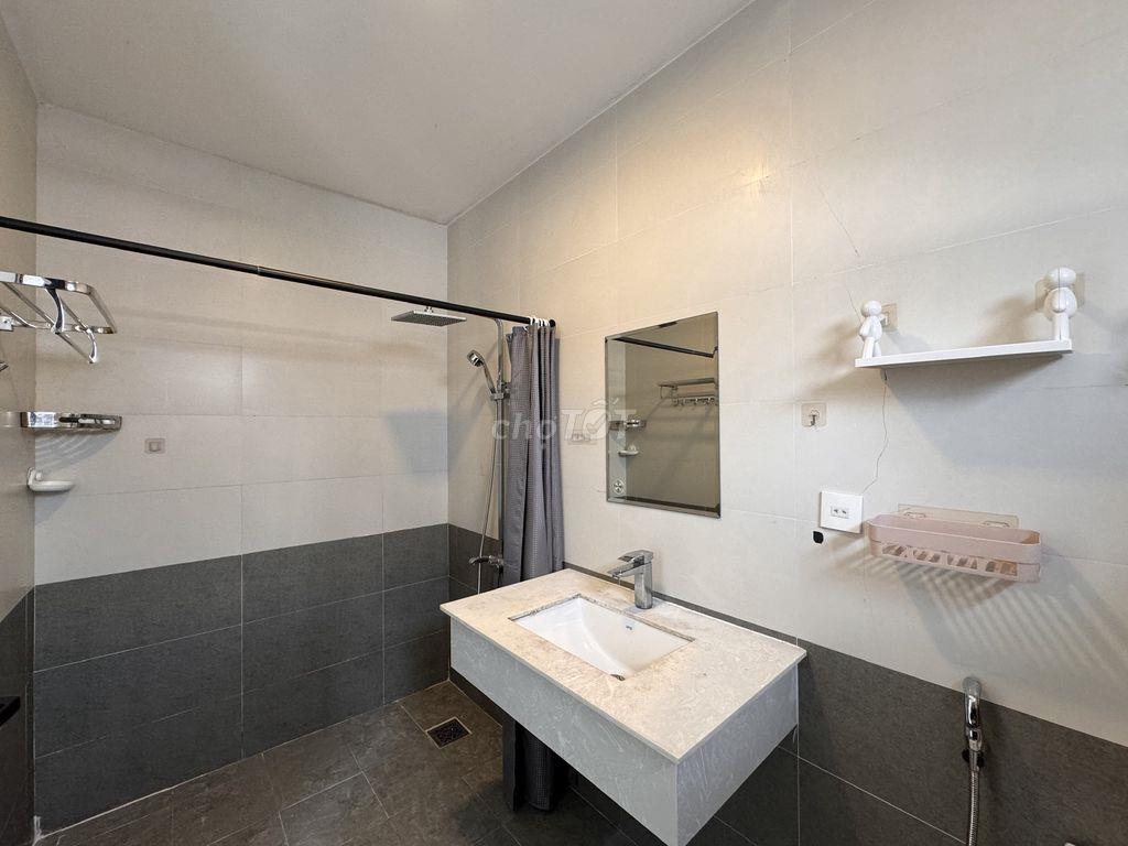 Cho thuê căn hộ 1 phòng ngủ, 50m2, ban công rộng, tầng 4, hướng biển