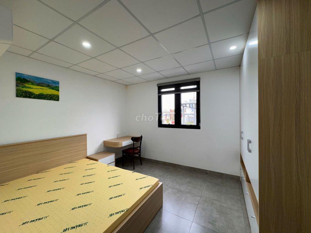 Cho thuê căn hộ 2 phòng ngủ, có ban công lớn, cách biển 3 phút đi bộ