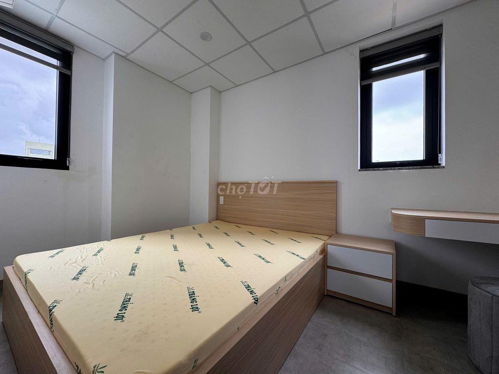 Cho thuê căn hộ 2 phòng ngủ, có ban công lớn, cách biển 3 phút đi bộ