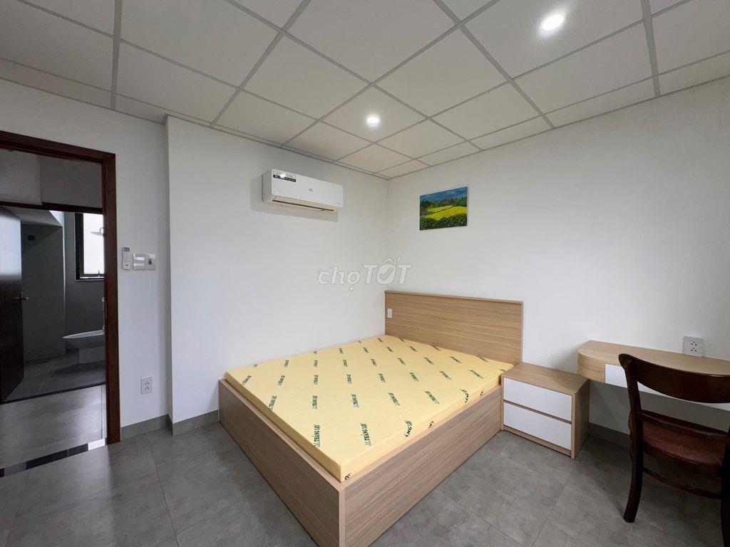 Cho thuê căn hộ 2 phòng ngủ, có ban công lớn, cách biển 3 phút đi bộ