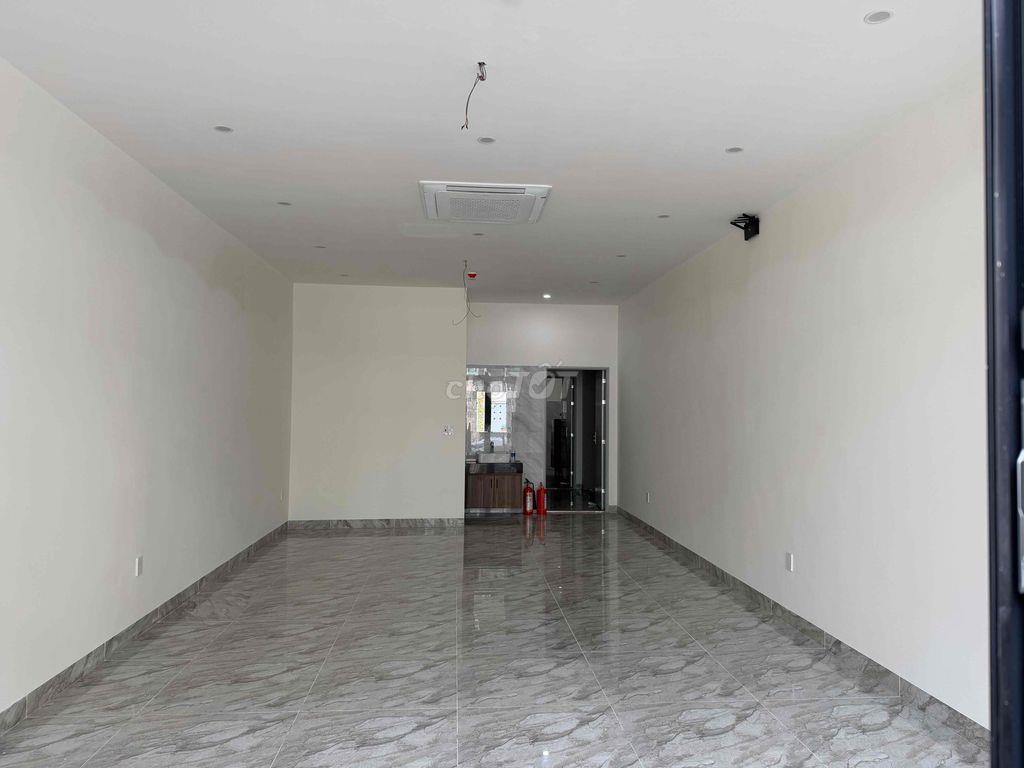 Phù hợp mở văn phòng, shop, nail, spa,… ➡️Có sẵn máy lạnh ➡️Toilet riêng