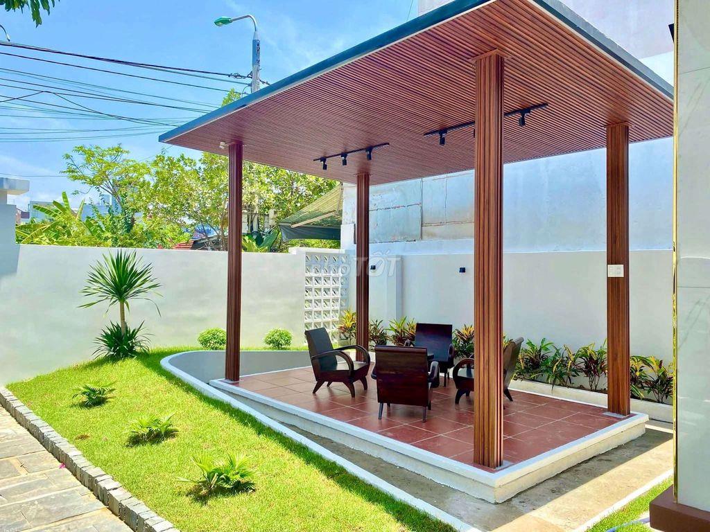 Bán ngôi nhà sân vườn 200m2 view công viên Hòa Xuân