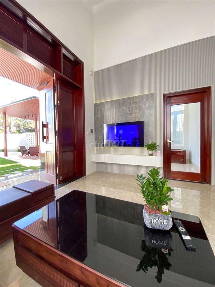Bán ngôi nhà sân vườn 200m2 view công viên Hòa Xuân