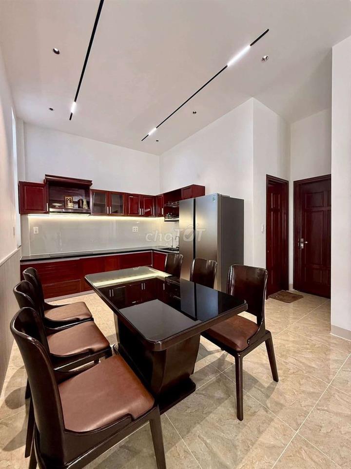 Bán ngôi nhà sân vườn 200m2 view công viên Hòa Xuân