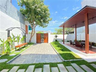 Bán ngôi nhà sân vườn 200m2 view công viên Hòa Xuân