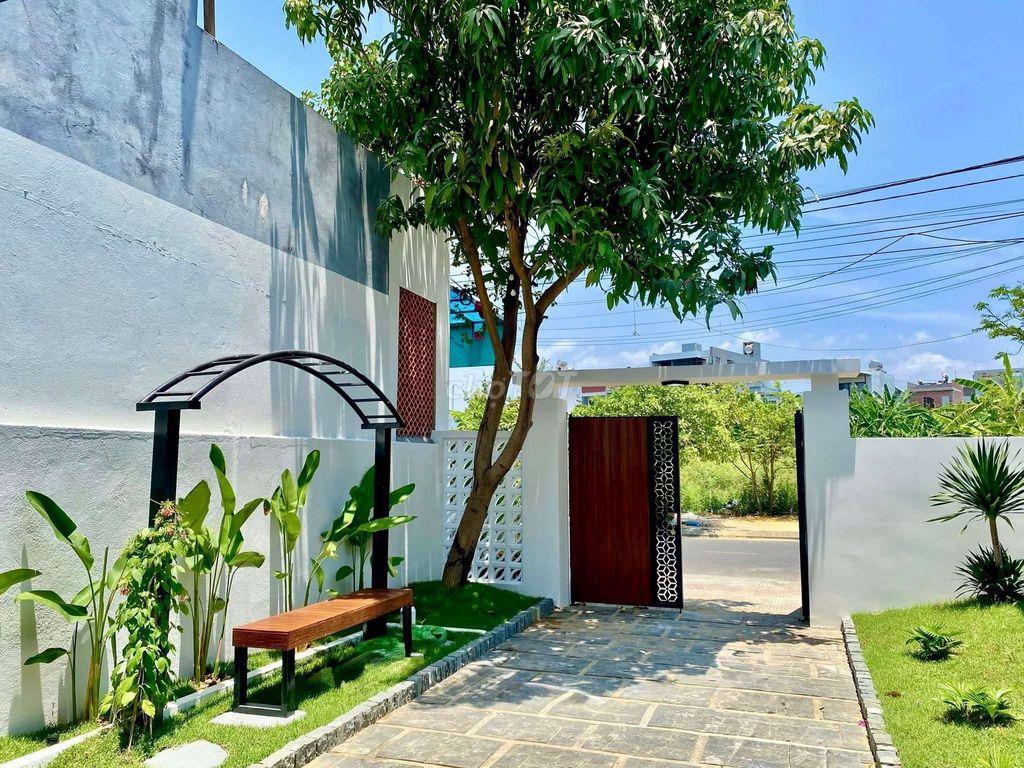 Bán ngôi nhà sân vườn 200m2 view công viên Hòa Xuân