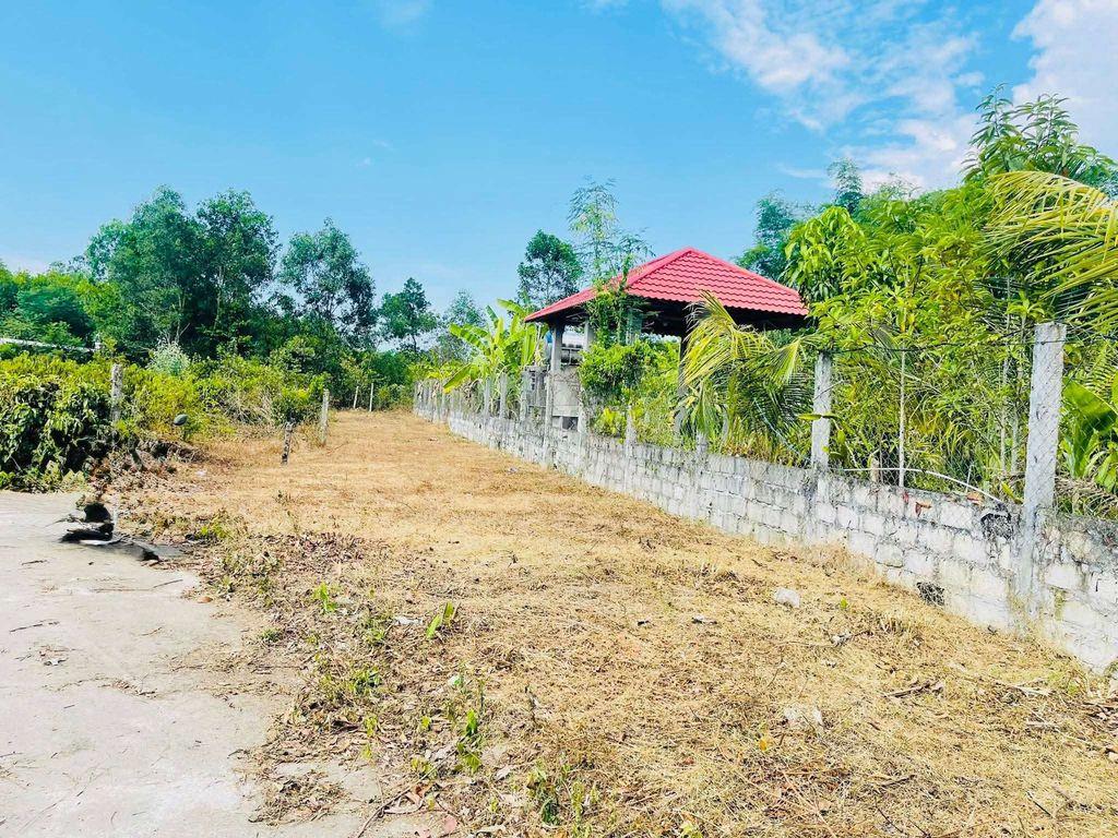Đất rộng hòa tiến, 246m2 có 120m2 đất ở giá tốt