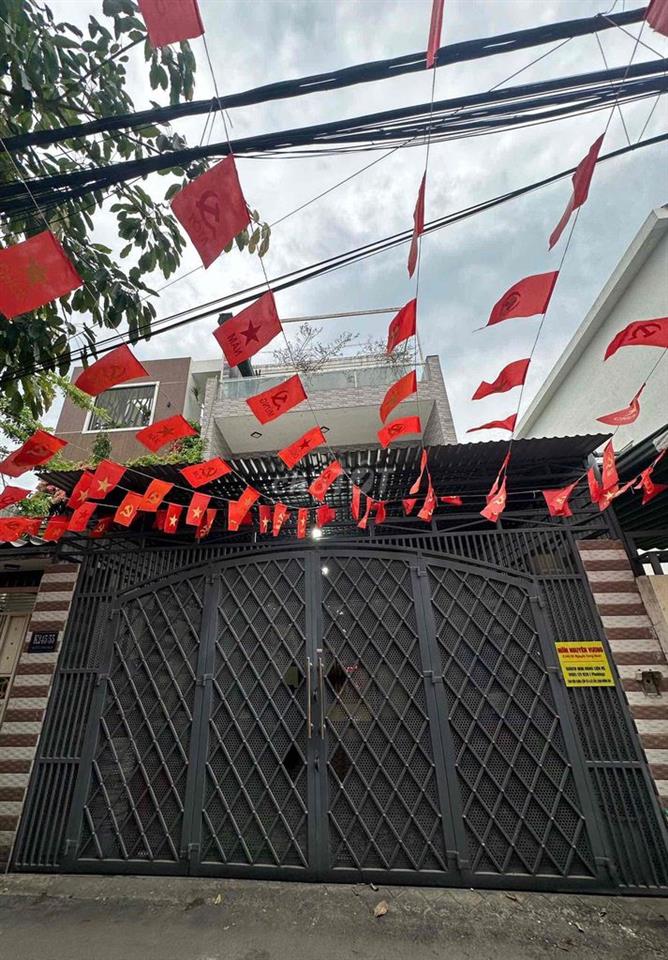 cần bán nhà kiệt xe hơi có sân đậu oto