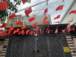 cần bán nhà kiệt xe hơi có sân đậu oto