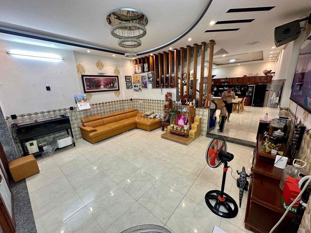 cần bán nhà kiệt xe hơi có sân đậu oto