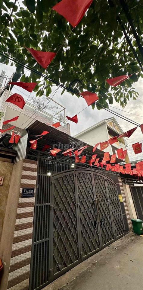 cần bán nhà kiệt xe hơi có sân đậu oto