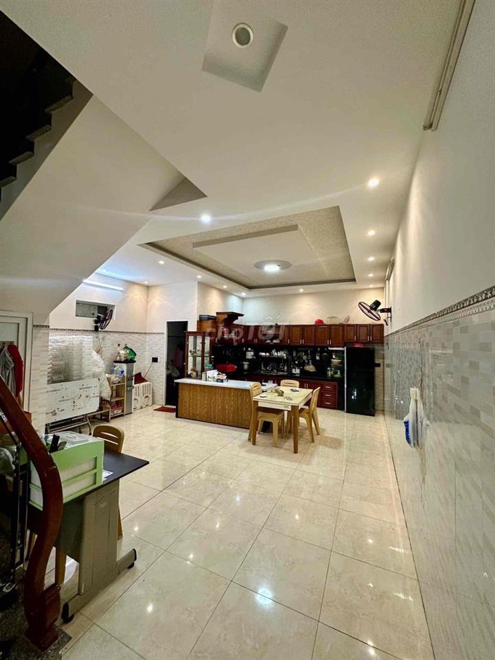 cần bán nhà kiệt xe hơi có sân đậu oto