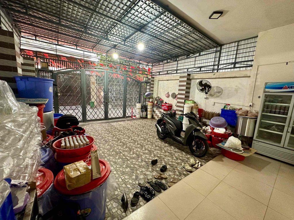 cần bán nhà kiệt xe hơi có sân đậu oto