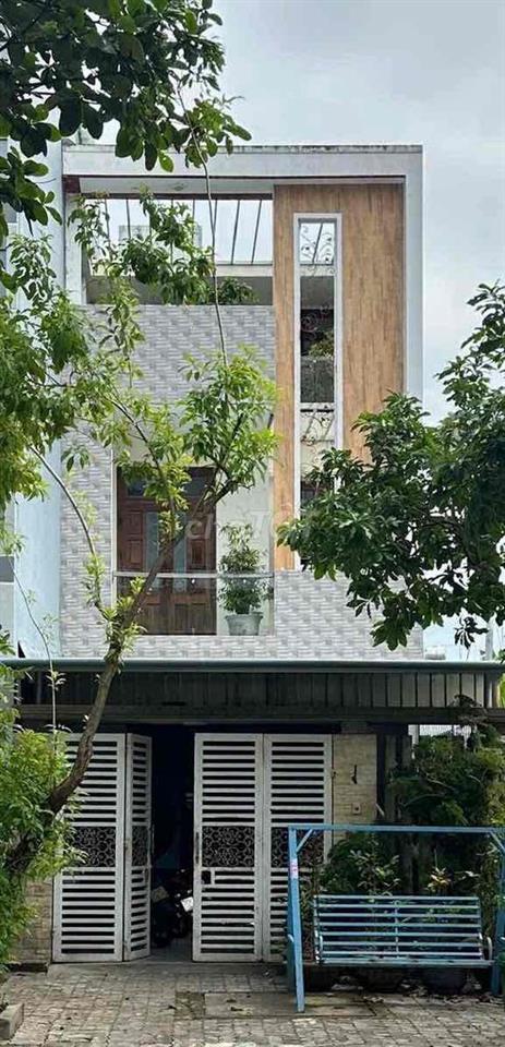 Nhà mặt tiền 125m2, đường 10m5, đất đẹp, hướng Tây