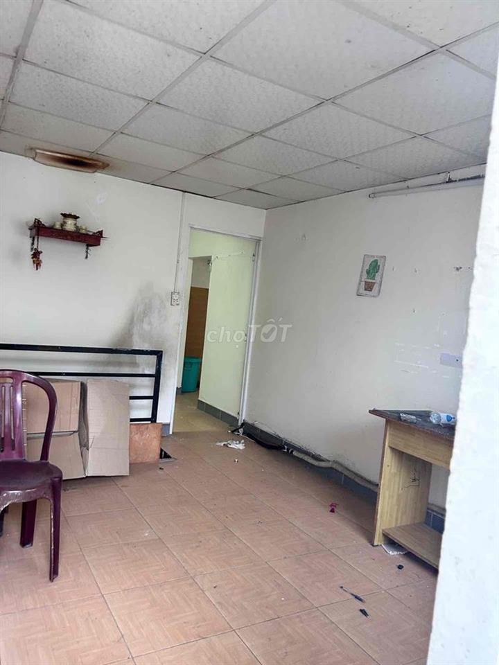Nhà ngay chợ Đống Đa ~ 40m2, 2 PN hơn 2 tỷ - gần mặt tiền