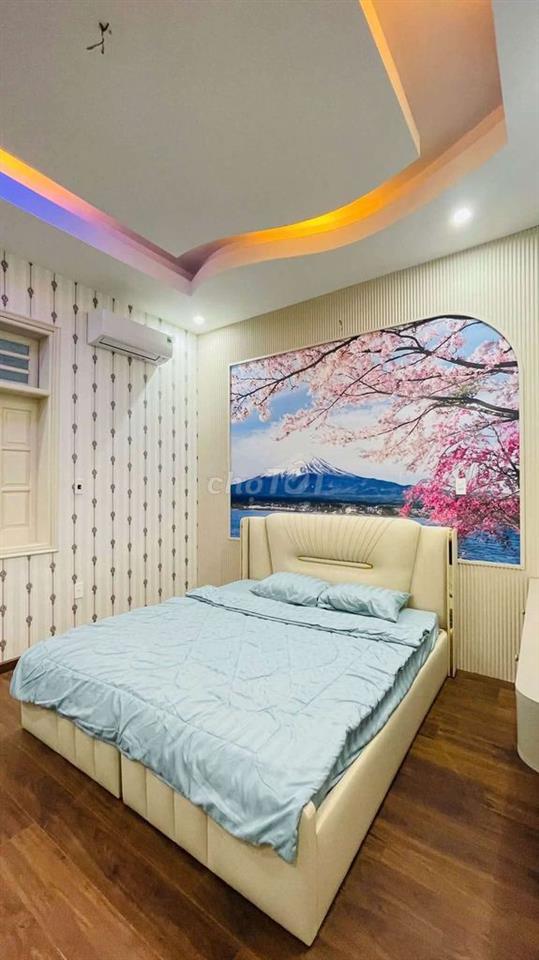 Cho thuê nhà  3 tầng  mặt tiền đường Lê Văn Thịnh 