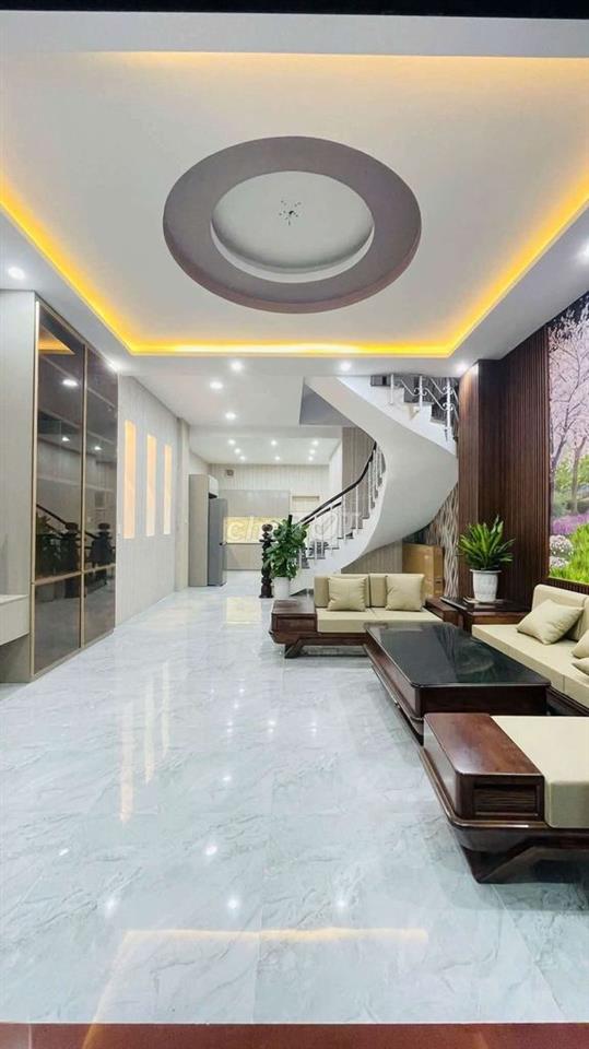 Cho thuê nhà  3 tầng  mặt tiền đường Lê Văn Thịnh 