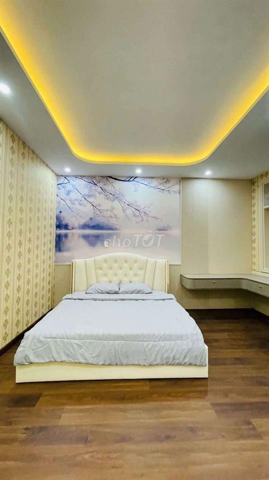 Cho thuê nhà  3 tầng  mặt tiền đường Lê Văn Thịnh 