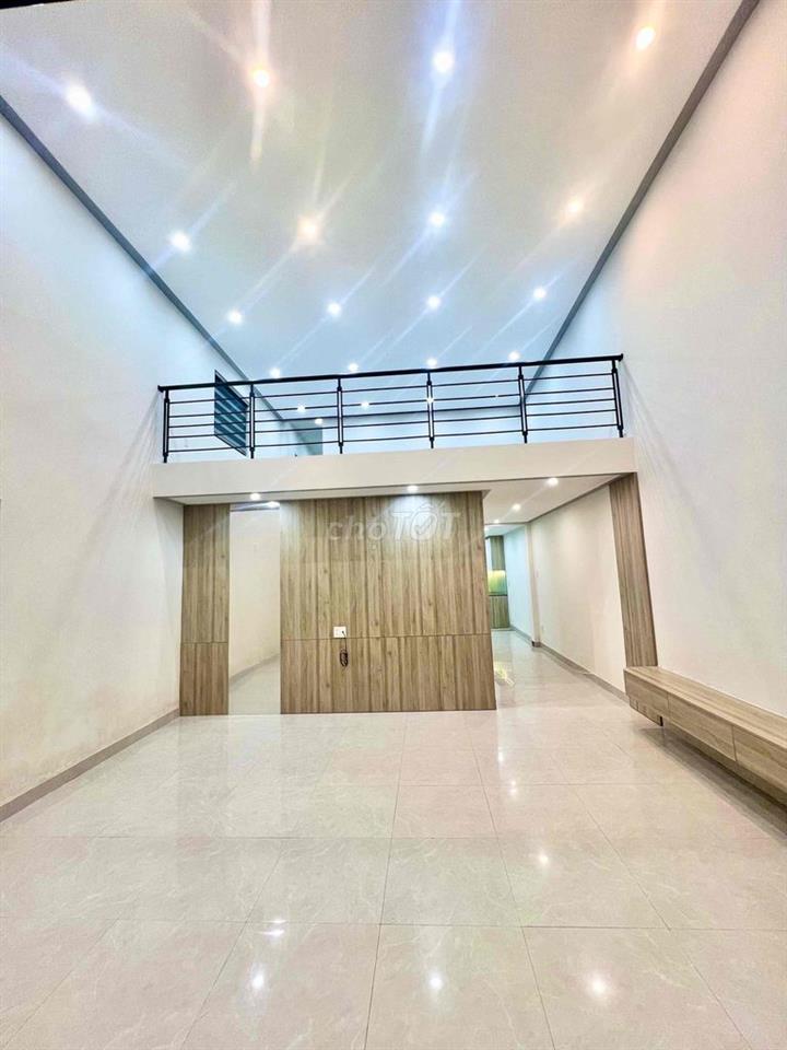 Nhà sát chợ và biển kiệt Nguyễn Chánh,siêu to thoáng