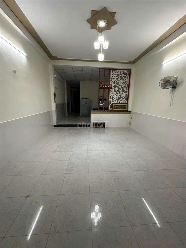 NHÀ CẤP 4 VĂN TIẾN DŨNG SÁT NGÃ 4 MẸ THỨ
