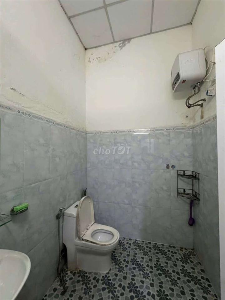 NHÀ CẤP 4 VĂN TIẾN DŨNG SÁT NGÃ 4 MẸ THỨ