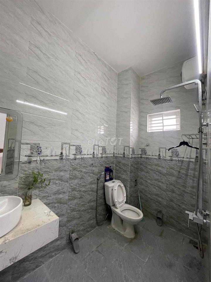 Cho thuê nhà kiệt OTO Nguyễn Thành Hãn gần sân bay. Rộng rãi kiên cố