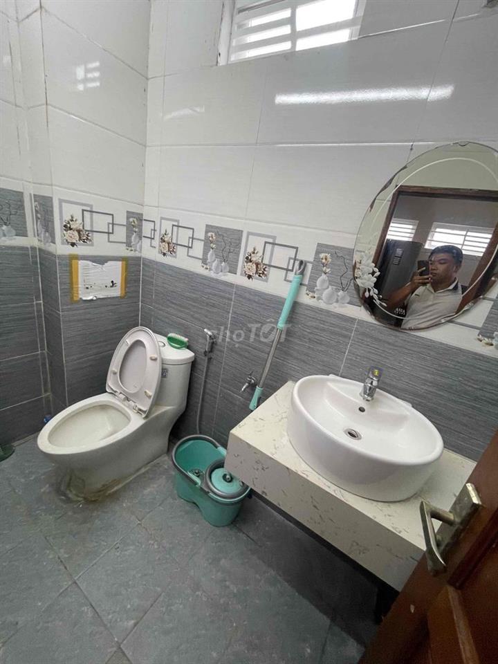 Cho thuê nhà kiệt OTO Nguyễn Thành Hãn gần sân bay. Rộng rãi kiên cố